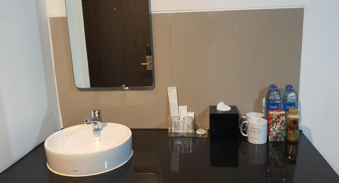 Nemuru Hotel Ciputat Pondokcabe Hilir Экстерьер фото